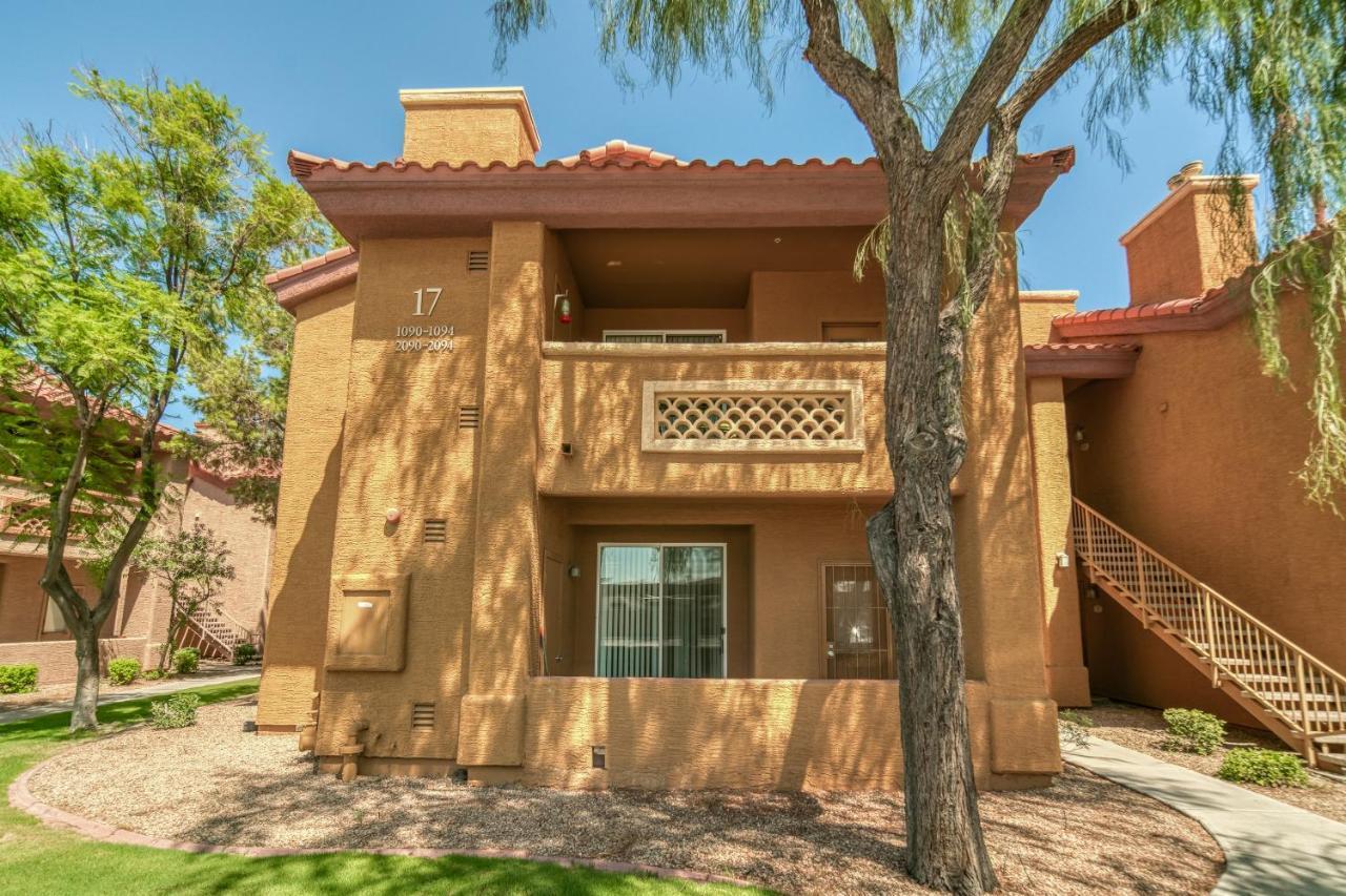 Pristine Top Floor Condo With Access To Clubhouse & Pools Phoenix Exterior photo