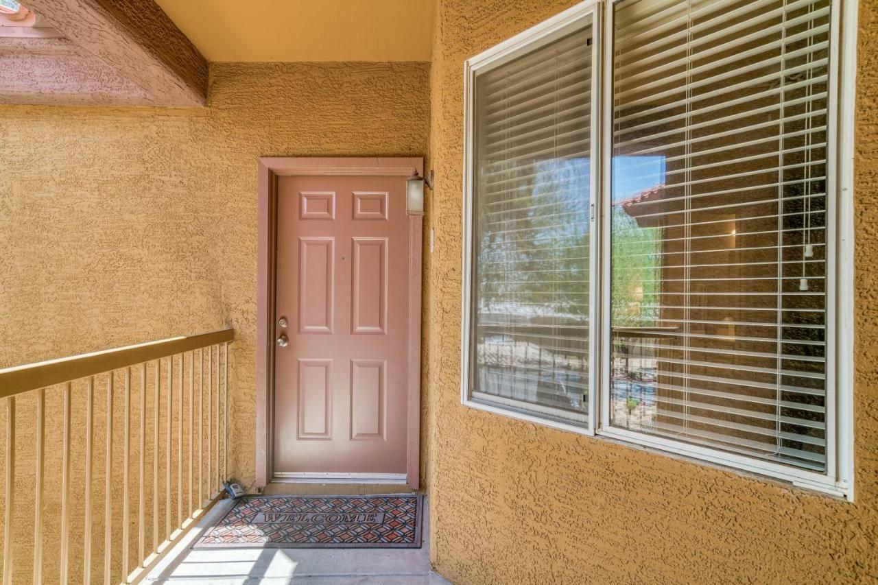 Pristine Top Floor Condo With Access To Clubhouse & Pools Phoenix Exterior photo