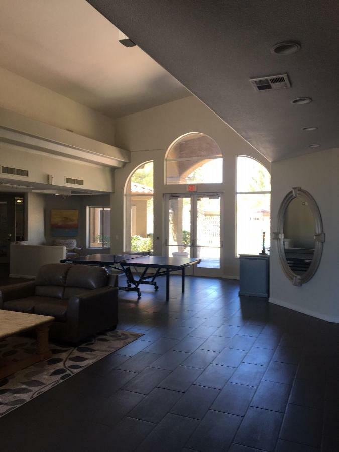 Pristine Top Floor Condo With Access To Clubhouse & Pools Phoenix Exterior photo